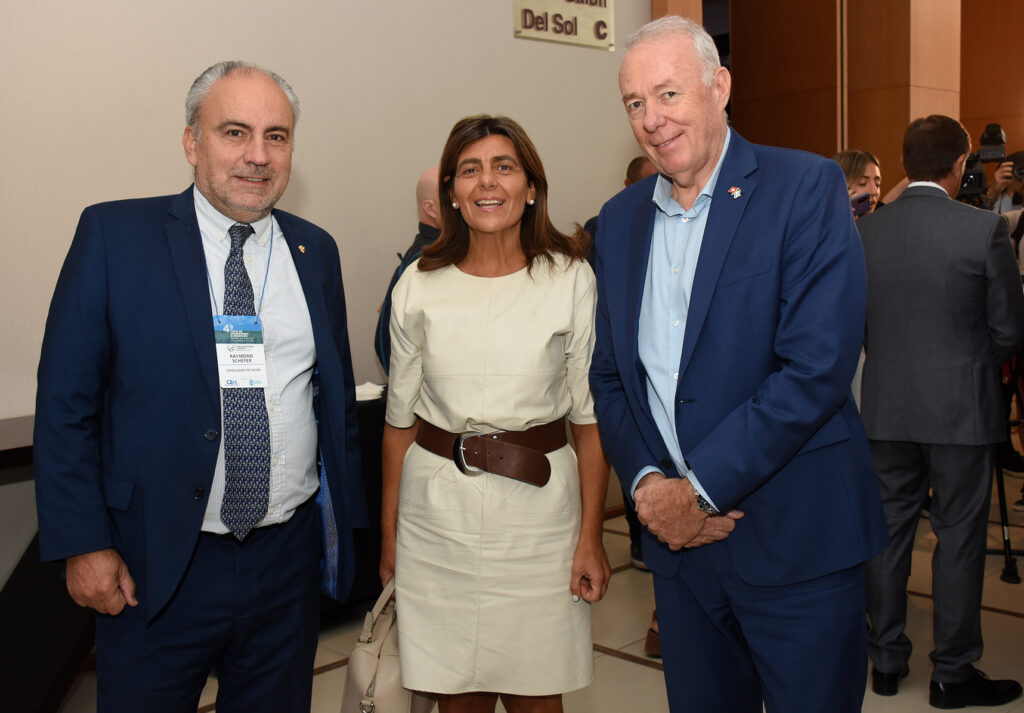 El cónsul de Suiza en Mendoza, Raymond Scheffer; la senadora nacional Mariana Juri y el embajador de Suiza en Argentina, Hans Bortis.
